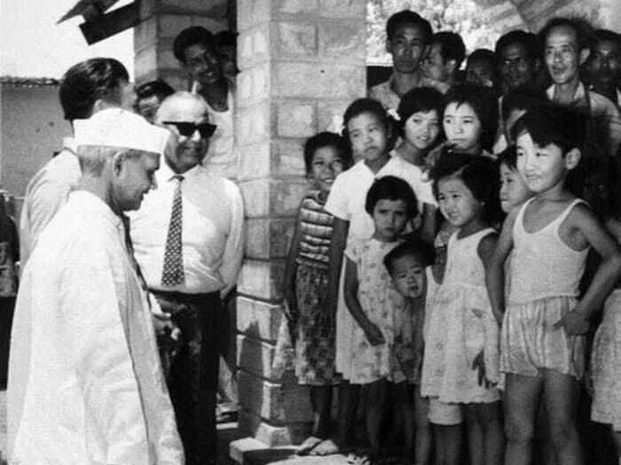 India Prime Minister Lal Bahadur Shastri meets with Chinese Indians detained at Deoli